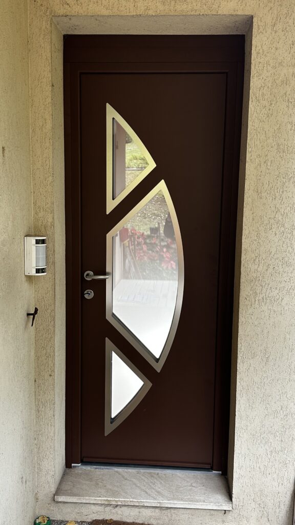 installation de portes d'entrée en aluminium JANNEAU